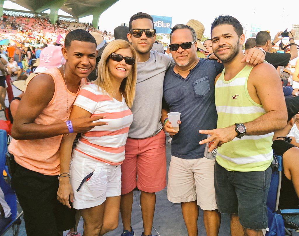 RichieRumba's tweet photo. Familia #DNZ2015 http://t.co/CPryMKeM1j