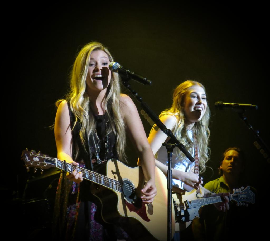 OhioStateToday's tweet photo. RT "@chuiyong: Girls just wanna have fun @MaddieandTae incredible duo #FlyDownUnder #WheelsUp2015 #Sydney http://t.co/Y10zxNhbS4"