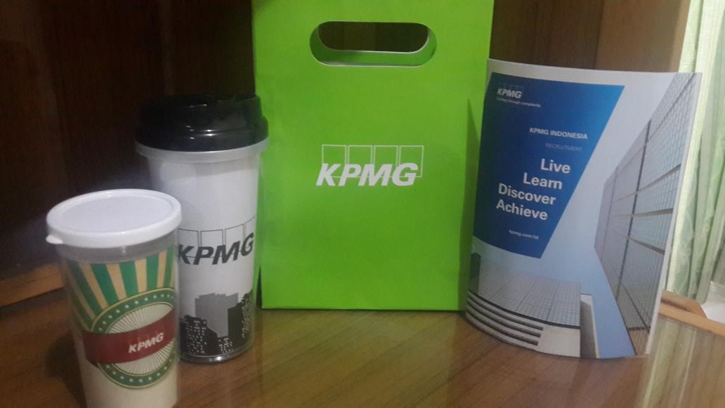 FedrickSone's tweet photo. Thank you KPMG for your recruitment at Tarumanagara University and thank you for the souvenirs too. 👍👍👍 http://t.co/NqOLlW6MVG