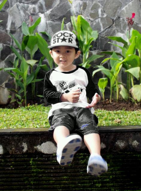 diansiput's tweet photo. @parentingINA #PITwitpic Kiandra 2,5tahun #raglan #blacknwhite http://t.co/V38Ga72rAl