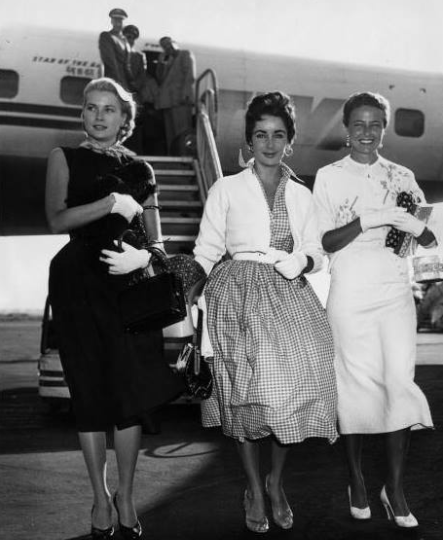 GlobalFGrid's tweet photo. Grace Kelly, Elizabeth Taylor, and Lorraine Day arrive in New York, 1955. #gridvibes #gridlove #fashion #elegance http://t.co/5fIsCFLIBd