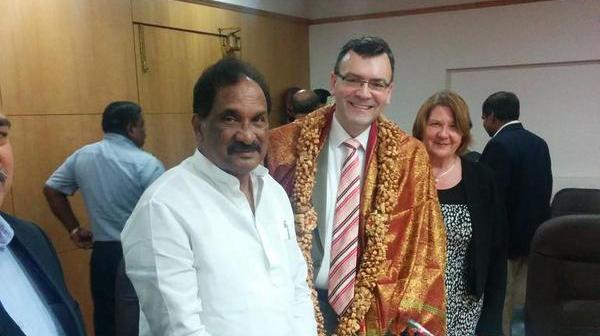 Home Minister with Bavarian parliamentary delegates at TMC.
ಮಾನ್ಯ ಗೃಹ ಸಚಿವರು ಹಾಗೂ ಬವಾರಿಯನ್ ಸಂಸದೀಯ ಪ್ರತಿನಿಧಿಗಳ ಜೊತೆ.