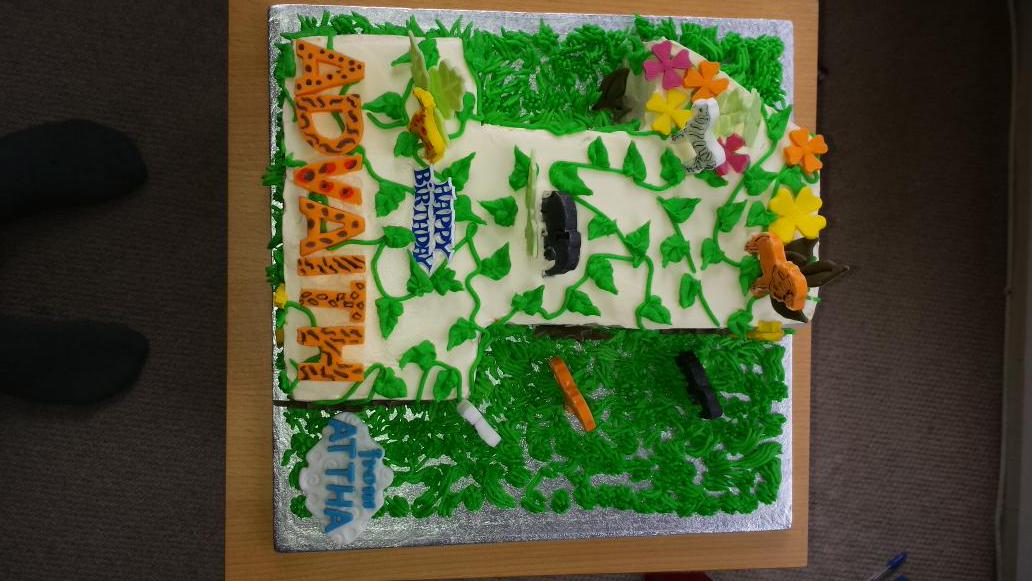 RushMeNK's tweet photo. First birthday of a baby boy..vanilla cake with wipped cream frosting..fondant animals.. http://t.co/XrGyTV3pqK