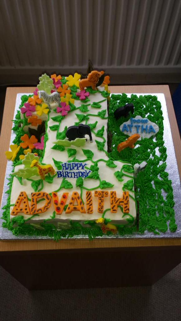 RushMeNK's tweet photo. First birthday of a baby boy..vanilla cake with wipped cream frosting..fondant animals.. http://t.co/XrGyTV3pqK