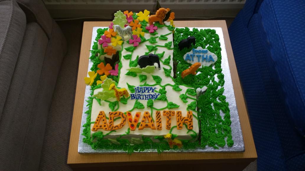 RushMeNK's tweet photo. First birthday of a baby boy..vanilla cake with wipped cream frosting..fondant animals.. http://t.co/XrGyTV3pqK