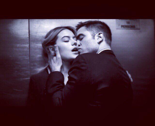 Девушки целуют мужчин в лифте, порно спящей подруге присунул бочком