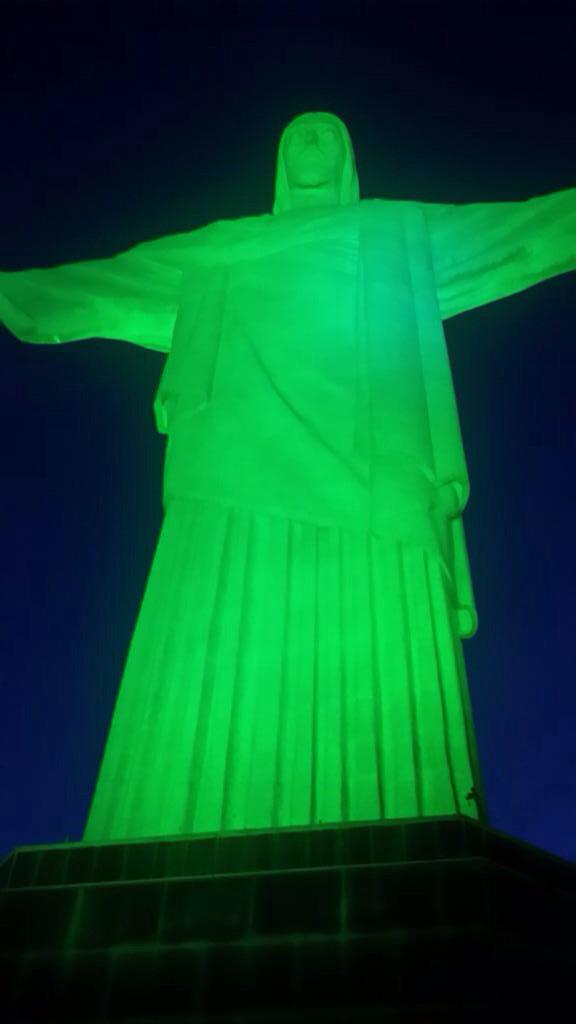 IrelandEmbGB's tweet photo. Some of the wonderful #GlobalGreening underway for #StPatricksDay! #SacréCoeurVert http://t.co/GbJjbUbDsE