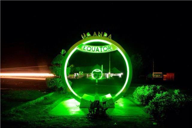 IrelandEmbGB's tweet photo. Some of the wonderful #GlobalGreening underway for #StPatricksDay! #SacréCoeurVert http://t.co/GbJjbUbDsE