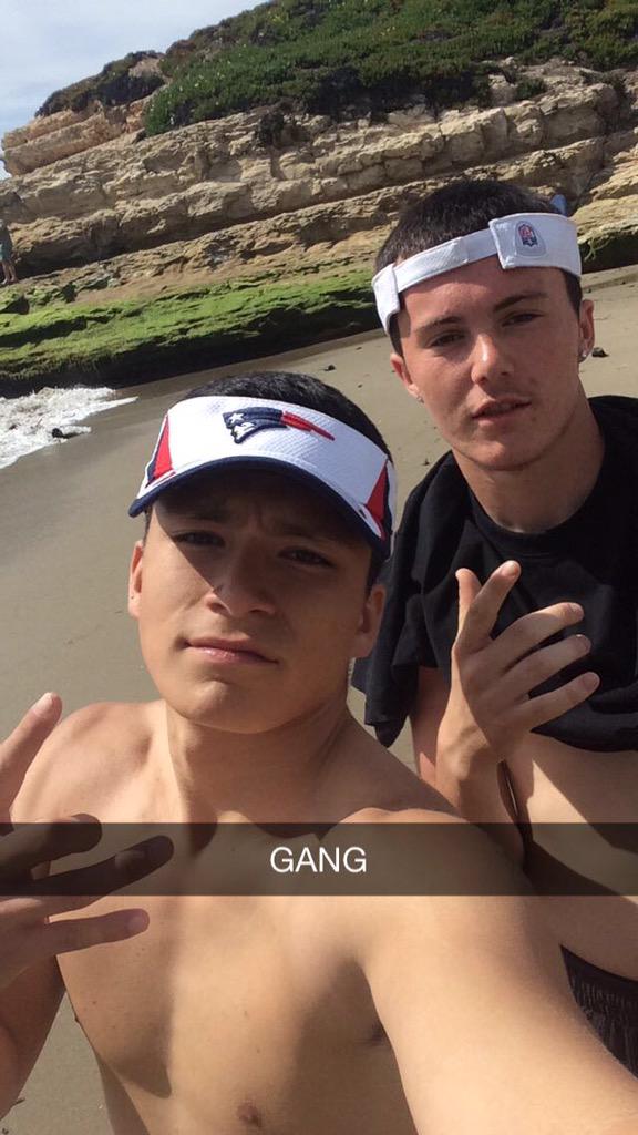 roddy3hunnid's tweet photo. Chill day at the beach with the bro #famSH*t 💯 http://t.co/p2cyO8VeCA