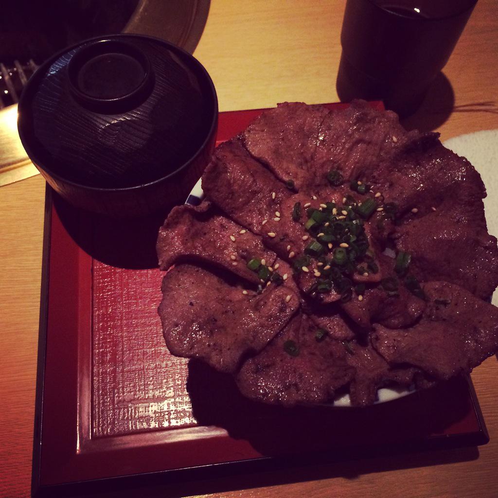 ট ইট র 藤井 達也 ずっと食べたかったローストビーフ丼 限定20食 残念 でも牛タン丼食べたけど最高に美味しかったです 岐阜県多治見市にある黒屋という焼肉屋で 少し値段しますけど美味しい焼き肉食べれるのでよかったら行ってみてくださいね Http T