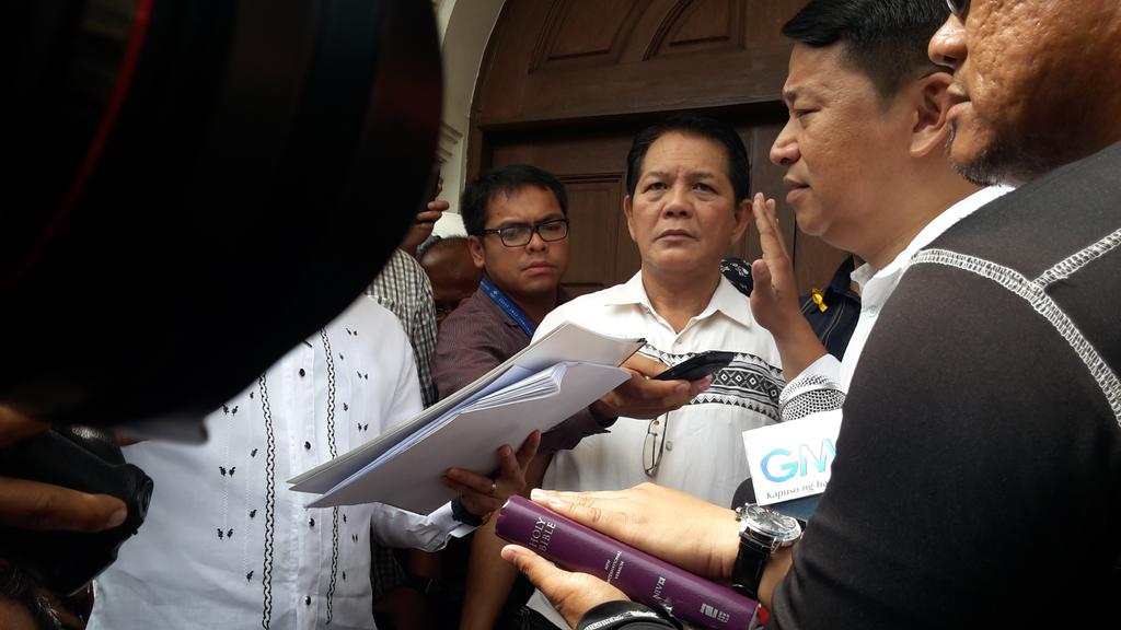 fionanicolas's tweet image. Peña sworn in as new Makati Mayor; willing to talk to Mayor Junjun Binay, for old time's sake. @cnnphilippines