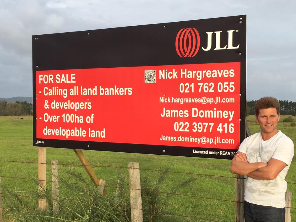 wadebaylis's tweet image. Chance roadside encounter with our Brand on the other side of the world #HelloJLL from #London to #NewZealand