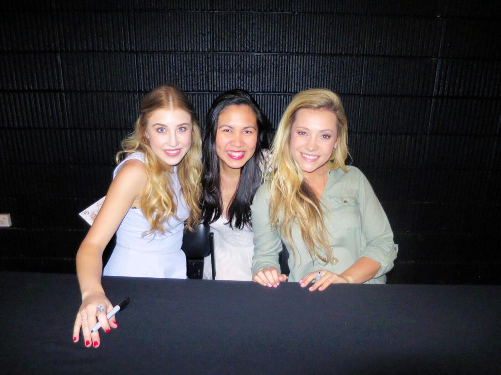 jacquii_frank's tweet photo. Can't believe I finally met my fav country girl duo @MaddieandTae last night!! Thank you!!! #starstruck #FlyDownUnder http://t.co/8oQzikch3p