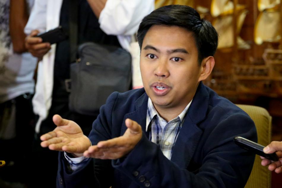 ABSCBNNews's tweet image. FULL STORY: CA issues halt order on Binay suspension bit.ly/1BKrEow