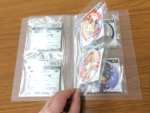 株式会社コアデ 新商品レポ 3月21日頃発売予定の コルク ラバーコースター収納ホルダー はなんと 75 缶バッジも収納 出来ます 台紙も直径90 以内のサイズなら そのままファイリングも出来ちゃうので とりてん 缶バッジを台紙ごと収納してみました