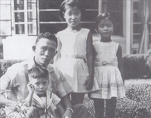 서울시가 신당동 박정희 가옥을 공개한다고 합니다. 이런 집을 시민 혈세를 들여 보존할거면 '민주주의 파괴한 쿠데타 주역, 독재자 박정희 가옥'이라고 명시해야! durl.me/8hzkm4