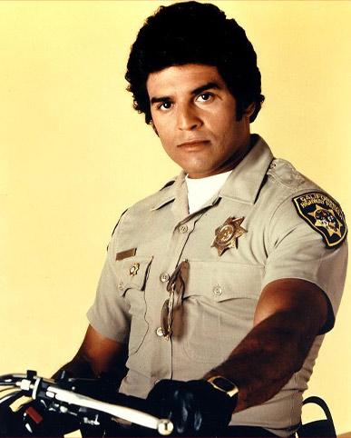 Ahí sigue, marcando paquete desde los 70s catódicos más pecholobo...
Happy Birthday, Erik Estrada! 