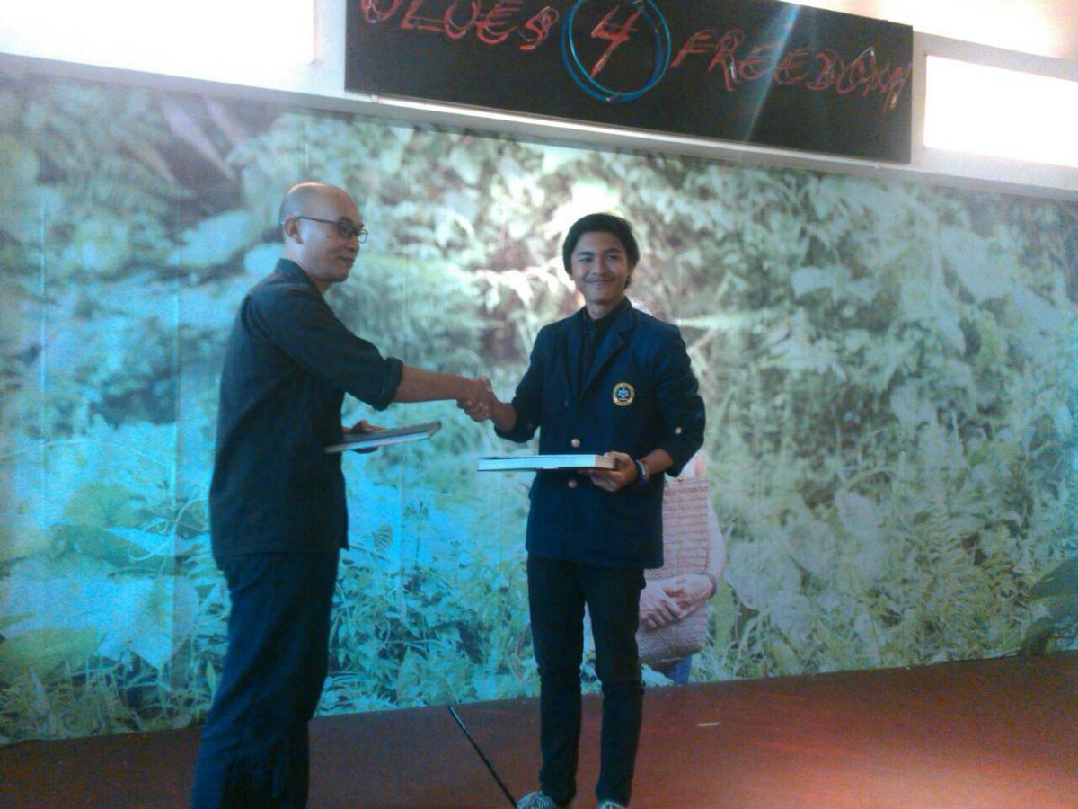 Penyerahan buku dari pihak galeri antara kpd perpustakaan kita. Waaah dapet buku baru <a href="/kpm49ipb/">SKPM 49 IPB</a> <a href="/kpm50ipb/">SKPM #50 IPB</a> <a href="/SKPM_IPB/">Departemen SKPM IPB</a>