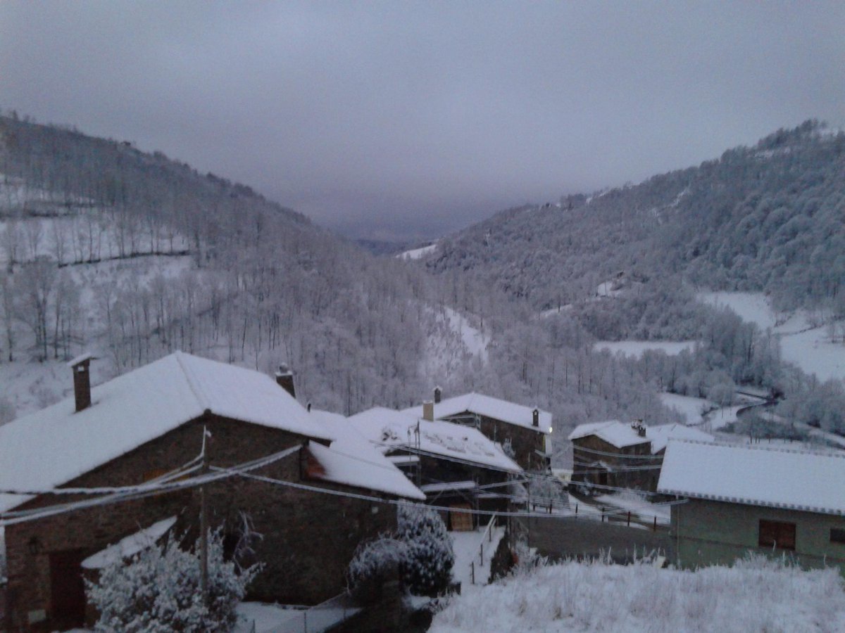 CANJORDI's tweet photo. Bon dia, blanc i glaçat! 0º a Espinavell. Neu humida... @meteocat @Meteoripoll @eloicordomi @gemmapuigf @TomasMolinaB http://t.co/gRWBC2AsJH