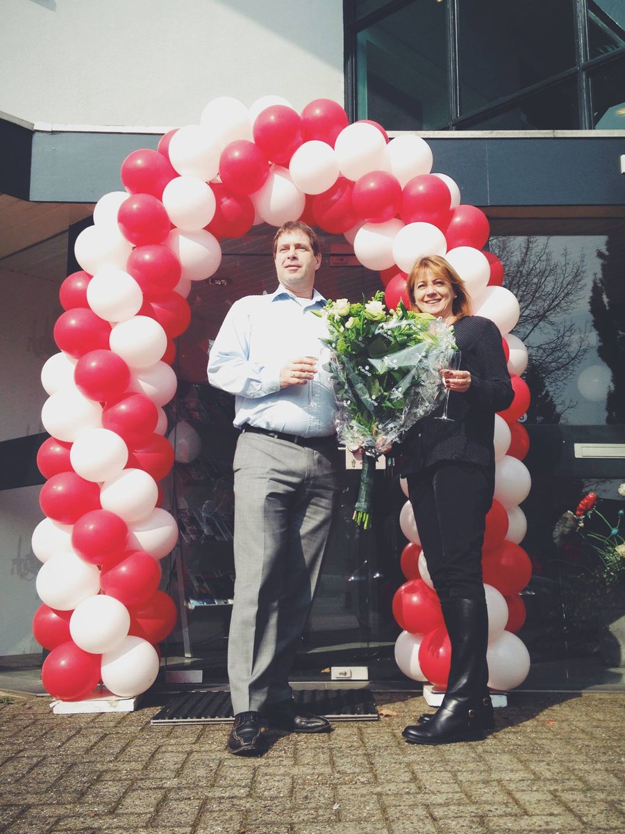 Marcommit's tweet image. #Marcommit bestaat 15 jaar en één dag! Dat moet gevierd worden met een #ballonnenboog en #champagne!