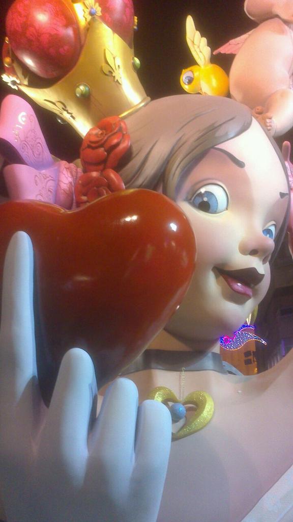 SitaBamboo's tweet photo. Las fallas se apuntan al selfie! Chulísima la falla del #MercadodeRuzafa. Grandes un año + los artistas de @ArtenFoc http://t.co/gDNtSoDSov