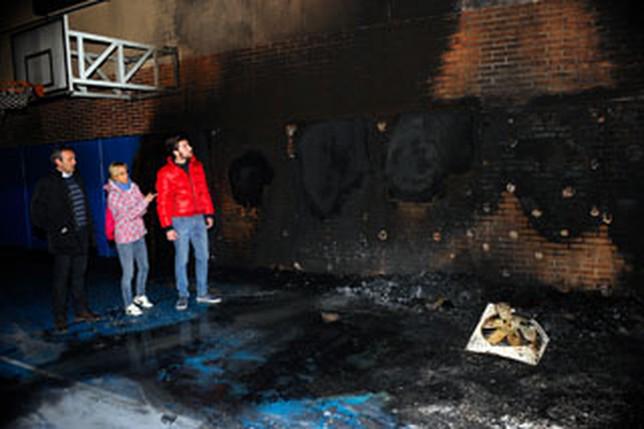 valenciabasket's tweet photo. Mañana impulsaremos al @ALMANSACB para ser un #BasketLover. Y tras el incendio, ¡TODAVÍA MÁS!
http://t.co/mxoEkEPSls http://t.co/gWkpjDaT1O