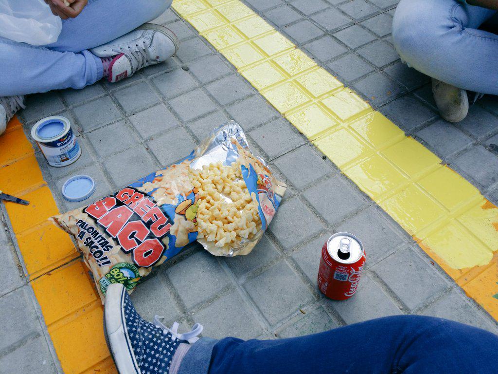 clarollach's tweet photo. "@IsabelMtorrejon: Nuestro descanso en las practicas @L_Lafuente20  @clarollach @IsabelMtorrejon http://t.co/BVvj0slWMg" faltan los donuts