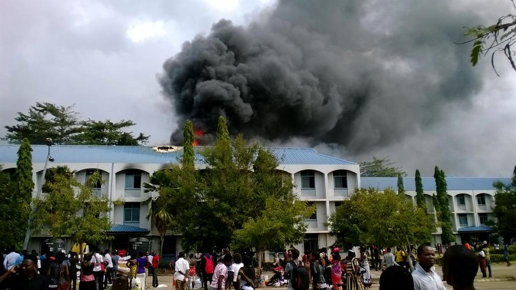 FeminaHip's tweet photo. Bweni la wasichana la Mabibo Hostel linaungua moto. Hakuna taarifa rasmi za chanzo cha moto huo. http://t.co/Y4AirJmyMA