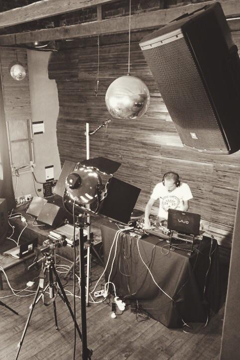 chlora1's tweet image. #BehindTheScenes on @HandworkTV with @alvhin on the decks at #TheWaitingRoom . #dj #culture #music @raikomyman #Igy