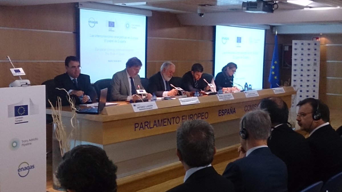 enagas's tweet photo. Turno del Secretario de Estado para la UE, Íñigo Méndez de Vigo. #ProyectoTAP http://t.co/BUI3ORAIrp