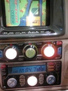 SHIN_KI_ROU's tweet photo. 近所のスーパーのゲームコーナーで、発見しましたよ。なんと、ラジオチューナーが「84.7」に固定された、子供が遊ぶ車のオモチャ。なんか、エフヨコの大きな力が動いているような…  #tresen http://t.co/qNCq3amgHa