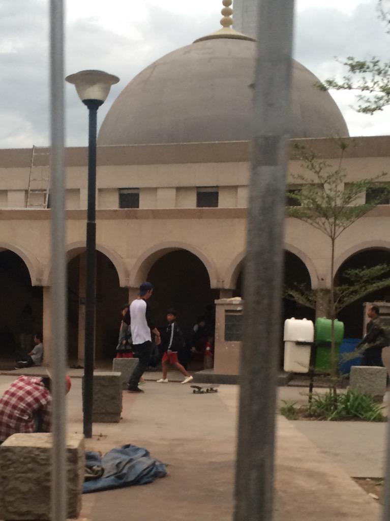 RezaAndritya's tweet photo. Dohhhh.. RT @infobdg: #suaraBDG via eqgreen1437: Cik atuh Maen skate d pelataran masjid asa teu Kitu oge http://t.co/V8p1zag0rw
