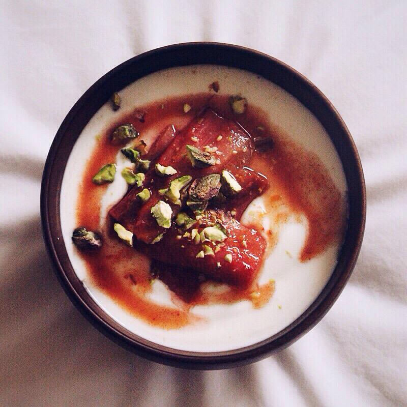 TheHamAndRat's tweet photo. Ready to start the week with roasted spiced rhubarb with dates and yogurt!! Could be worse. http://t.co/Kw7Ai8J06r