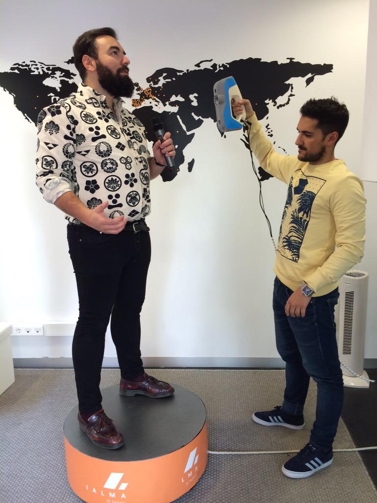 El sábado en <a href="/ialma3d/">ialma3d</a> me hicieron un escaneado 3D para CONVERTIRME EN MUÑECO. Por fin voy a poder salir con Barbie.