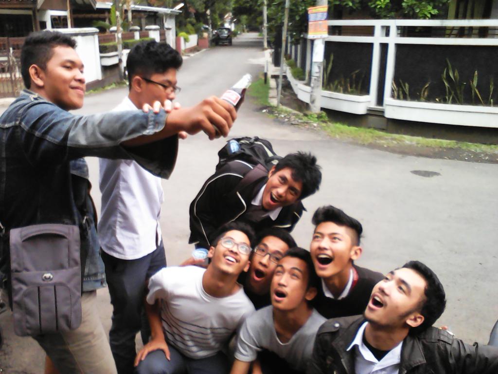 knfikri's tweet photo. Pleaseeee god! Give me more colaaaaaaaa @cocacola_ID @Urbanbandung #HappyBreak http://t.co/hmxC9Aa95y