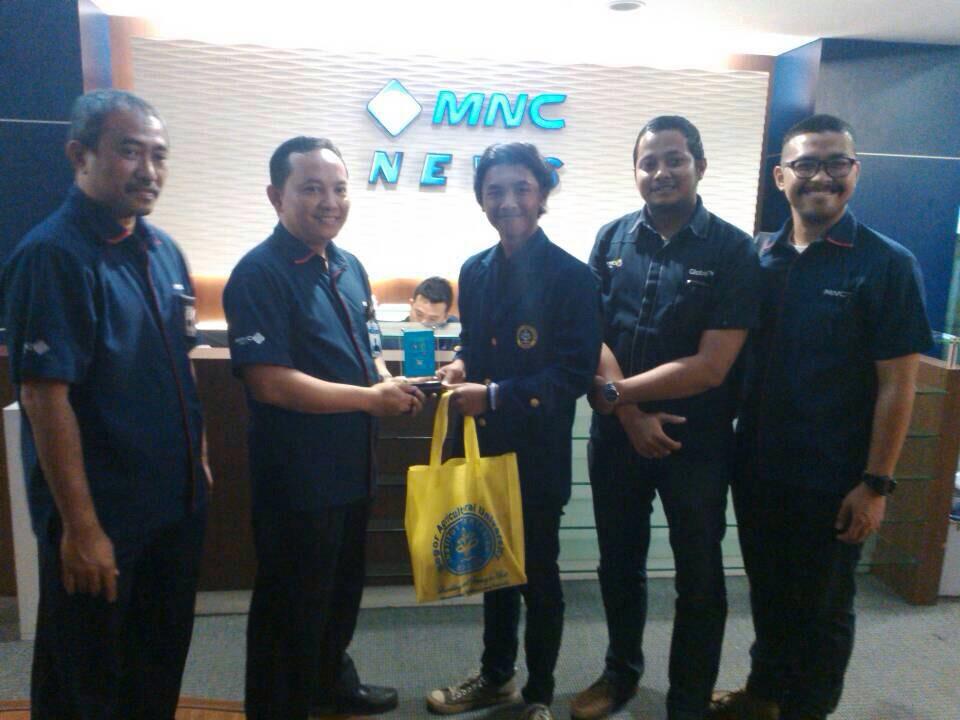 Penyerahan plakat dari pihak HIMASIERA kepada pihak MNCTV. Yeayyyy!!!
