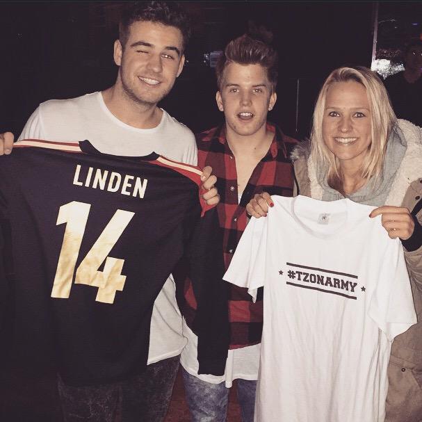 TZON57's tweet photo. Gestern Trikottausch mit Nationalspielerin #linden 👌🎉😝 http://t.co/YUYuDLRqqM