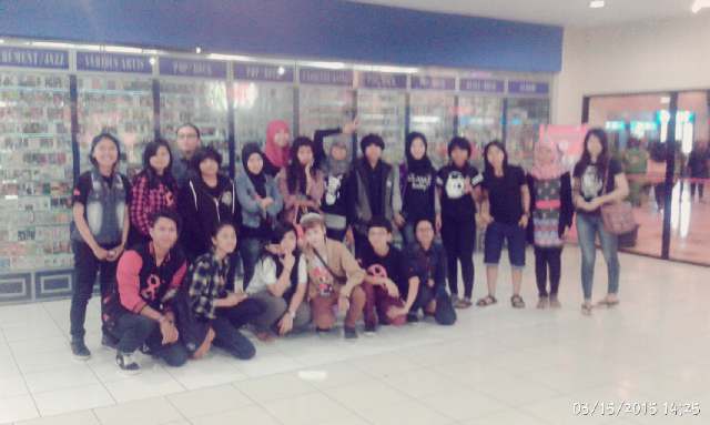 VSerang's tweet photo. RT "@santyVserang: Kemaren nih ka @MitaEnglandMuse @Aradrizki pas nobar #KoqPutusinGue w/@VSerang @Vpandeglang ({}) http://t.co/0GnYFlyfSS"