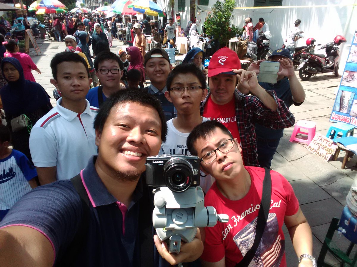 SobatHAPE's tweet photo. #AndromaxC2S ini pake wide angle lens di kamera depannya. Semua masuk! #SHEvent #CelebrateMoment @smartfrenworld http://t.co/6DKE5QQ4Rz