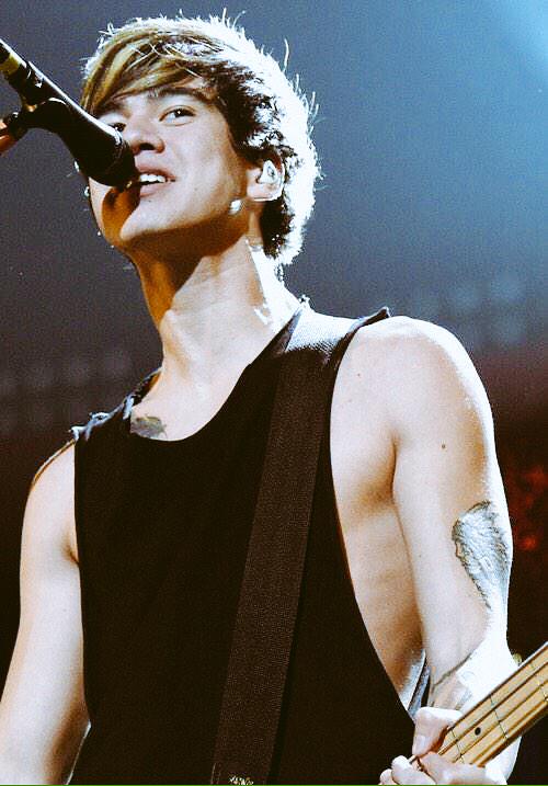 #mcm even though you're a nerd you're still pretty hot. <a href="/drccula/">Noah.</a>