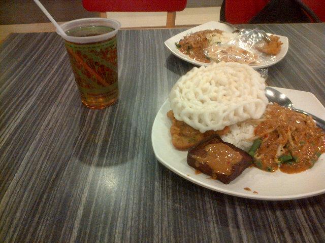 andikakevin's tweet photo. Makan wit my.....ehemm ehemmm http://t.co/hW8Io662pj