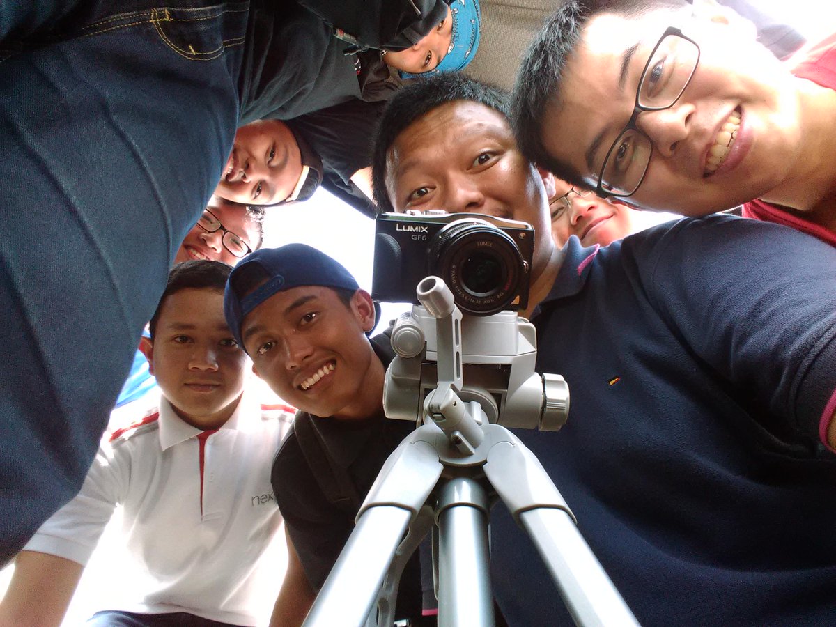 SobatHAPE's tweet photo. Selfie pake #AndromaxC2S. hasilnya bagus dan muat rame2. #SHEvent #AndromaxC2S #CelebrateMoment @smartfrenworld http://t.co/BI03yM99lX
