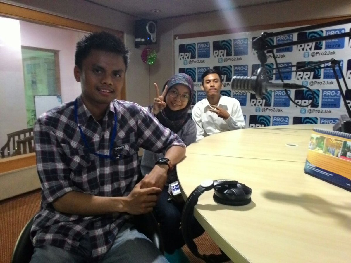 FILMMAKERDEPOK's tweet photo. FMD's Comittee lagi jadi artis radio dadakan. Hahaha Cc: @daramoonmata @IhwalPer @zoupi @Pro2Jak http://t.co/t1aTmTVril