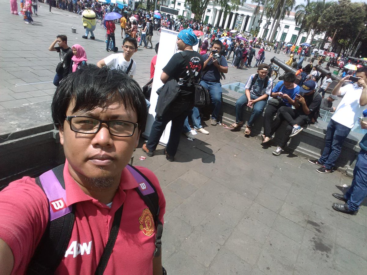 SobatHAPE's tweet photo. Yg bawa banner pun pengen nyoba selfie pake #AndromaxC2S. #SHEvent #CelebrateMoment @smartfrenworld http://t.co/UGOGTGuiul