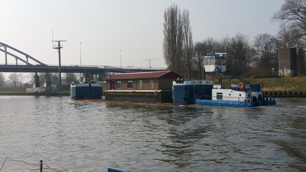 "<a href="/WezelmanPieter/">Pieter Wezelman</a>: Deliver  gespot hier op amsterdamrijnkanaal bij Amsterdamse brug <a href="/DuwbotenHOLLAND/">TUG PUSH HOLLAND</a> "