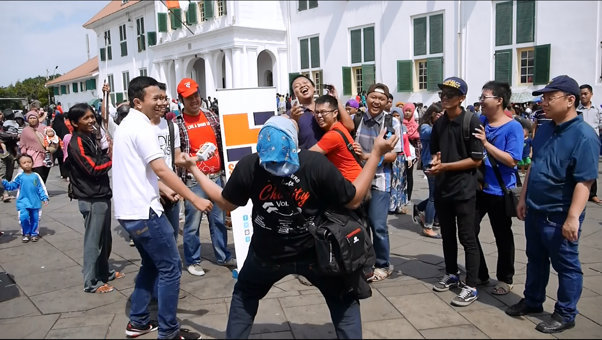 SobatHAPE's tweet photo. dan di akhir acara #SHEvent, ada satu sobat yg beruntung bawa pulang #AndromaxC2S. #CelebrateMoment @smartfrenworld http://t.co/tLd3Czakfw