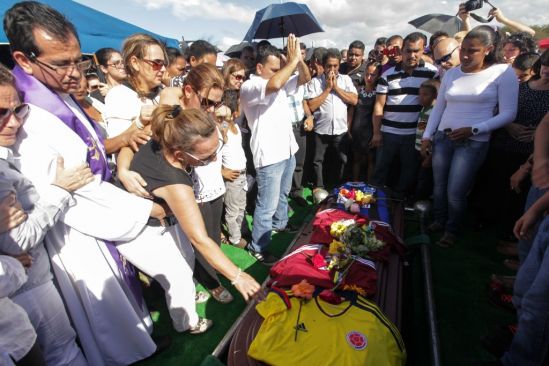CorreodelCaroni's tweet photo. Fin de semana de conmoción y luto en Guayana tras asesinato de “Mon” http://t.co/KgDVC8NXRA #Ciudad #SrMon http://t.co/OBWJ3KDSCF