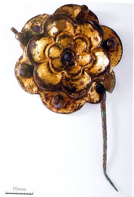 irarchaeology's tweet photo. A medieval copper-alloy flower brooch from Boyerstown, Co. Meath (photo after original by John Sunderland) 1/2 http://t.co/JpzcK4Q9G4