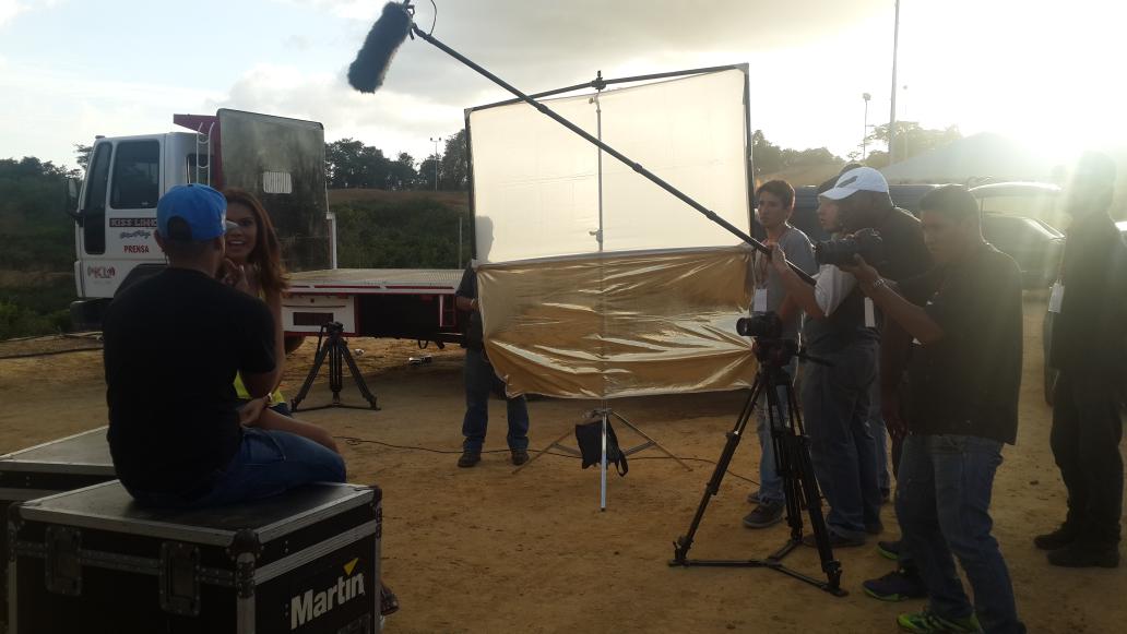 DorianOnline's tweet photo. Working and producer all time to tv and movie.  #KeepOnRock http://t.co/gy2uJ0eWnr
