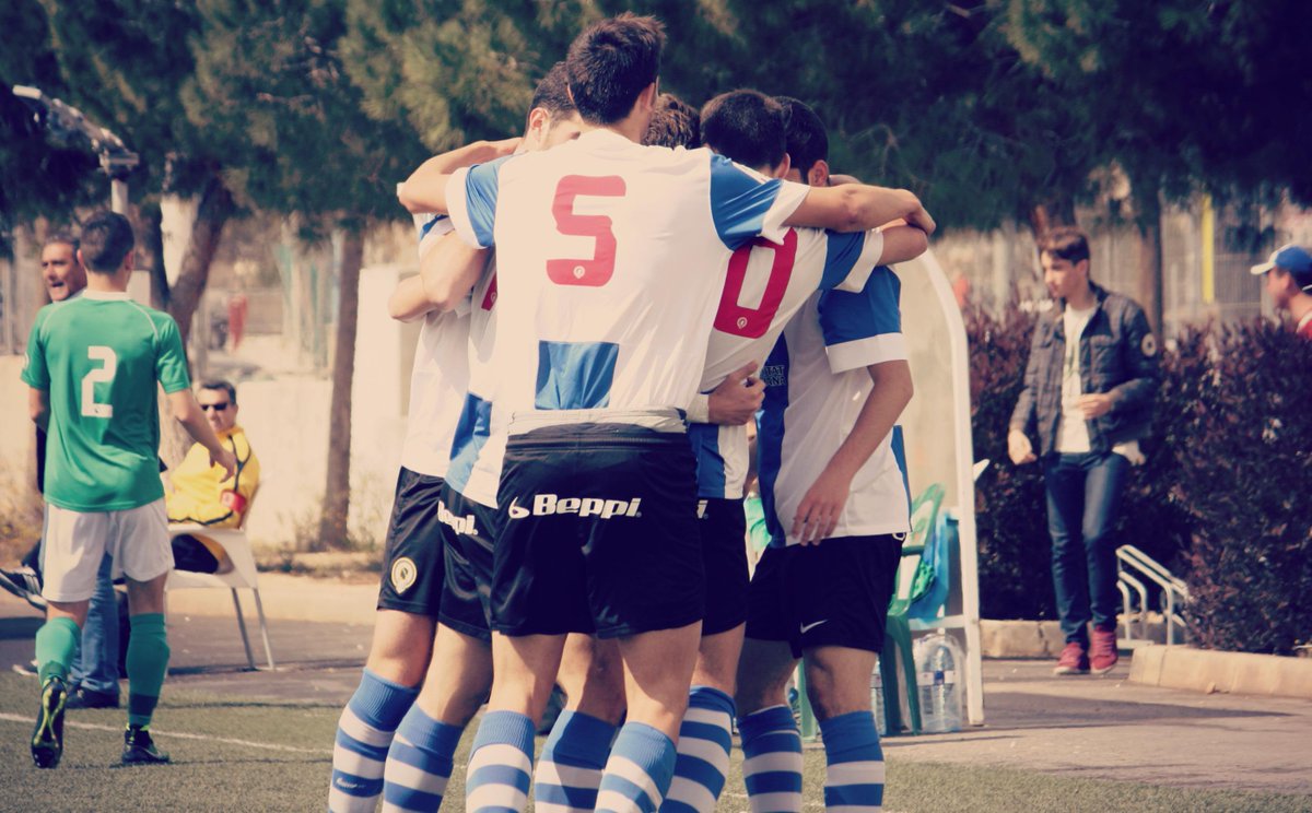 divhonor_hcf's tweet photo. La victoria de ayer saca a los blanquiazules de la zona de descenso. Goles de @Mregalado14 y @sirito10 #nonosrendimos http://t.co/nXcUHYcdsK